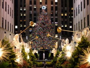 New York: albero di Natale di 22 metri al Rockefeller Center