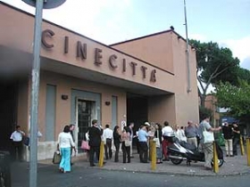 Roma, Cinecittà: 30enne sbatte contro un palo, muore sul colpo
