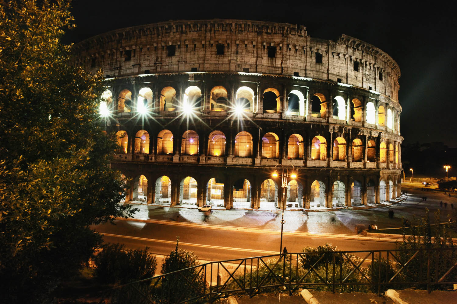 Roma: il Colosseo si illumina nella giornata contro la violenza sulle donne