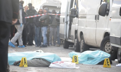 Firenze, uccisi in centro due senegalesi. Killer muore suicida