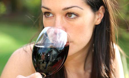 Il vino rosso fa bene alle donne, previene i tumori al seno