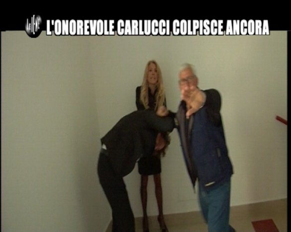 Gabriella Carlucci si scaglia contro l’inviato de Le Iene tirandogli i capelli