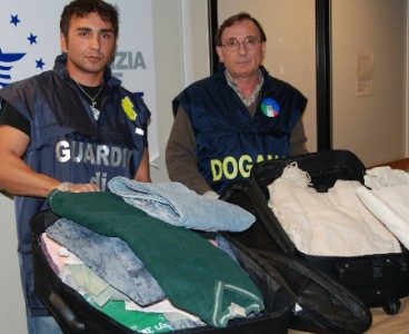 “Lavanderia” della droga a Roma: abiti intrisi di cocaina liquida