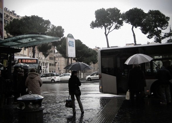 Venerdì nero a Roma: allo sciopero si aggiunge la pioggia e il traffico va in tilt