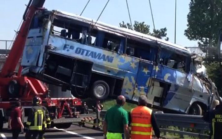 Bus di carabinieri in congedo si ribalta in direzione Padova. 5 morti e 7 feriti