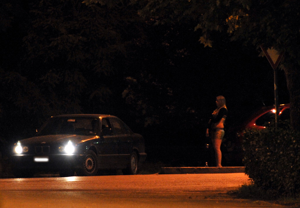 Roma:  costrette a prostituirsi giovani romene, arrestate 11 persone