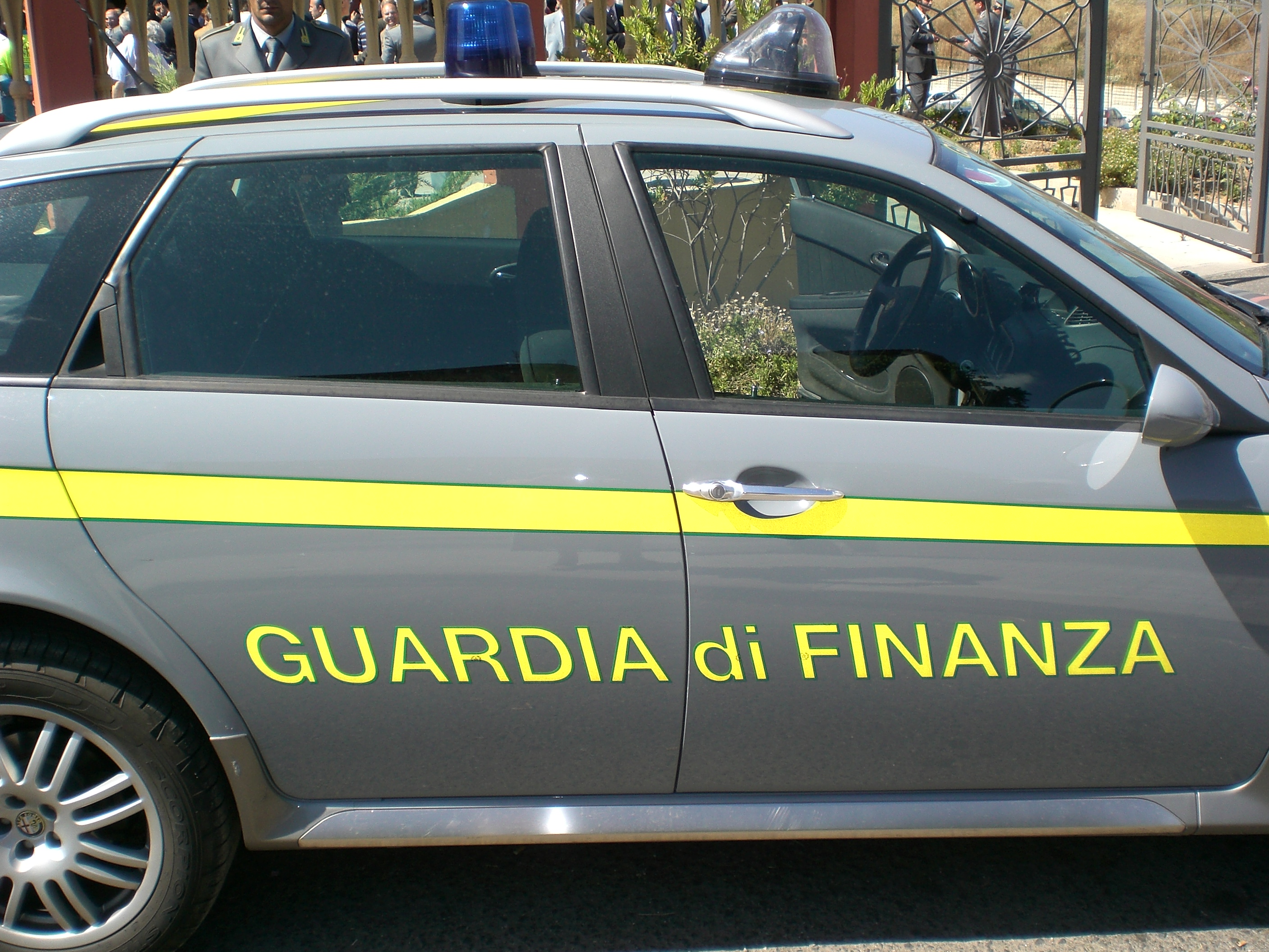 Roma: falsi finanzieri rapinano una banca