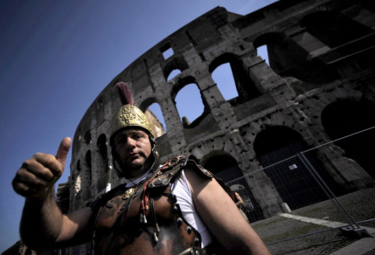 Vigili aggrediti dai gladiatori al Colosseo, due arresti