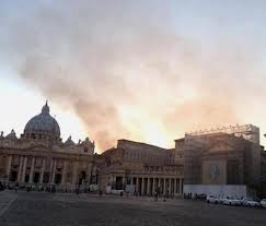 Incendio a Roma Nord, fumo anche su San Pietro