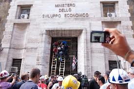 La protesta dell’Alcoa prosegue: oggi a Roma e a rischio più di 500 operai
