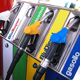 Cala la benzina: 1,8 euro per litro