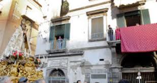 Castellammare di Stabia, la processione omaggia il boss: il sindaco dice no