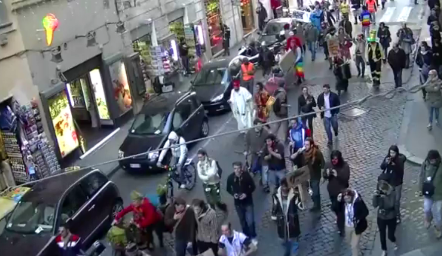 Panico nella capitale per la manifestazione degli indignados. Alemanno furioso